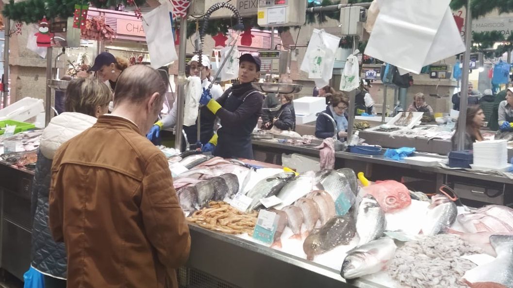 Puesto de pescado fresco en un mercado gallego