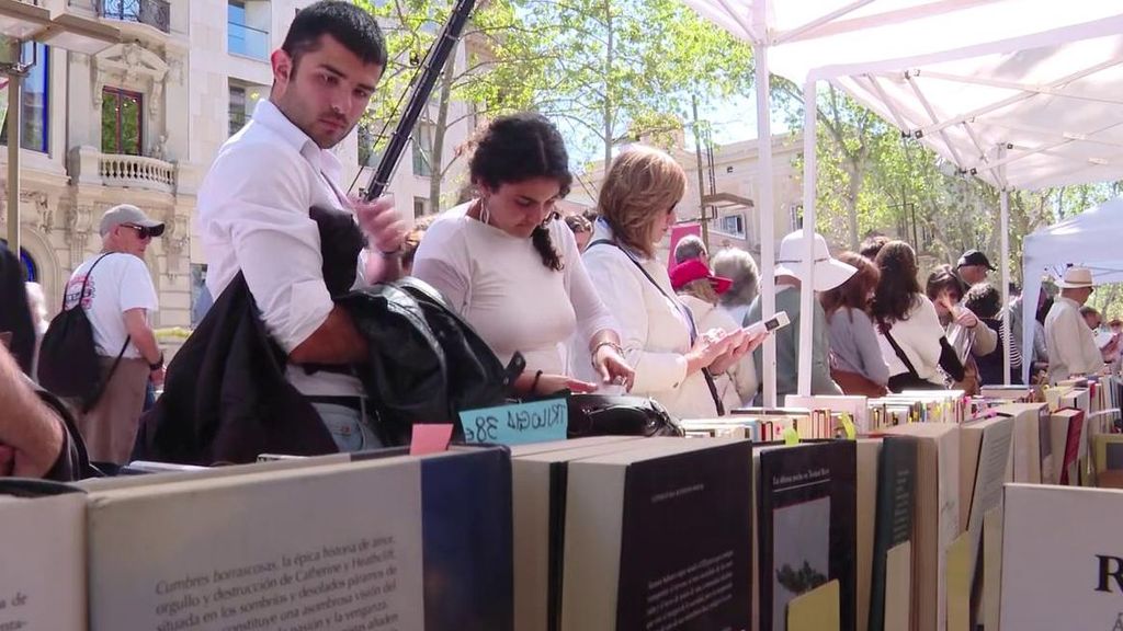 Sant Jordi llena las calles de Barcelona de libros y rosas: más de 300 paradas con los escritores más conocidos