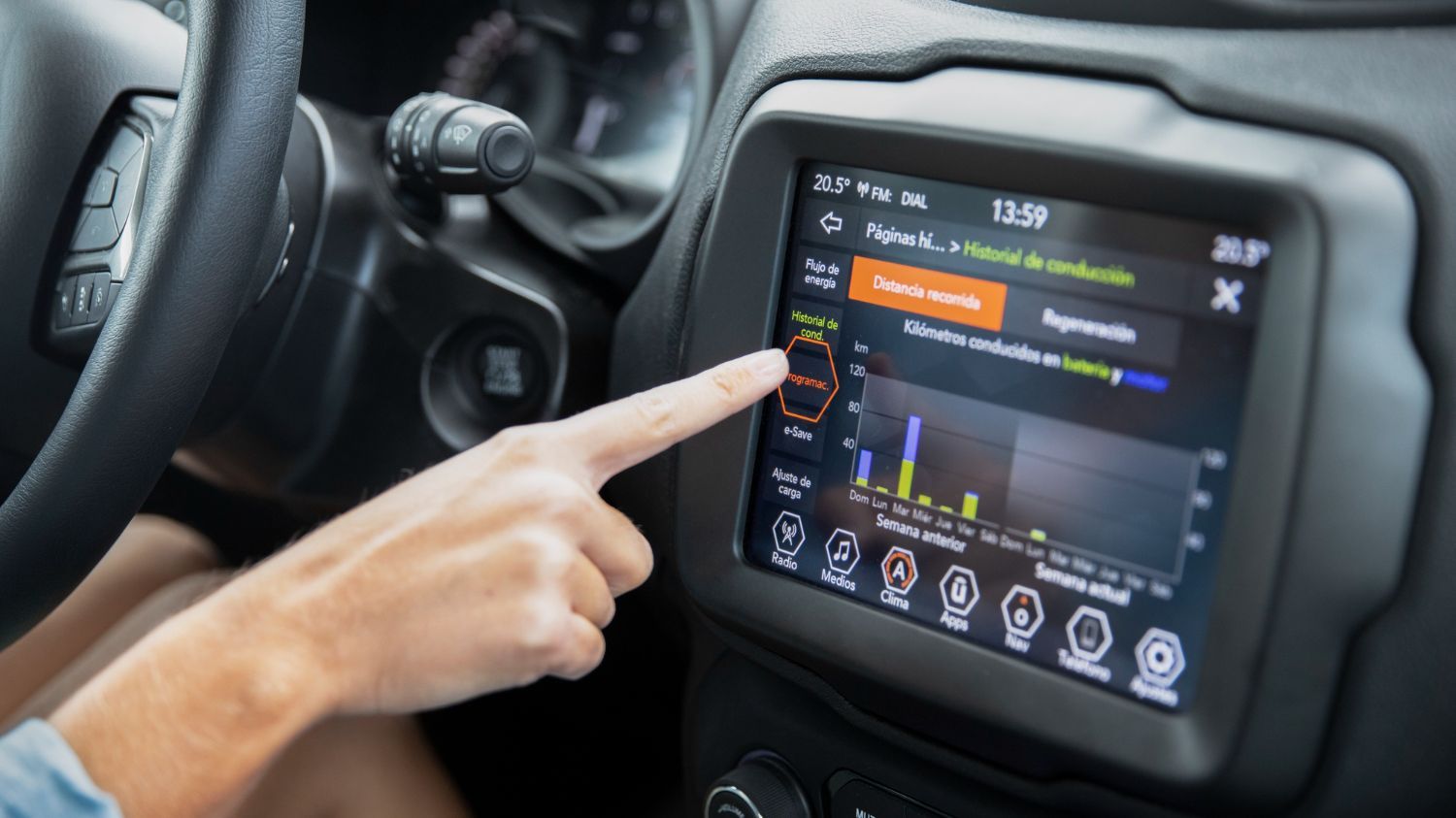 Tocando la pantalla táctil del coche