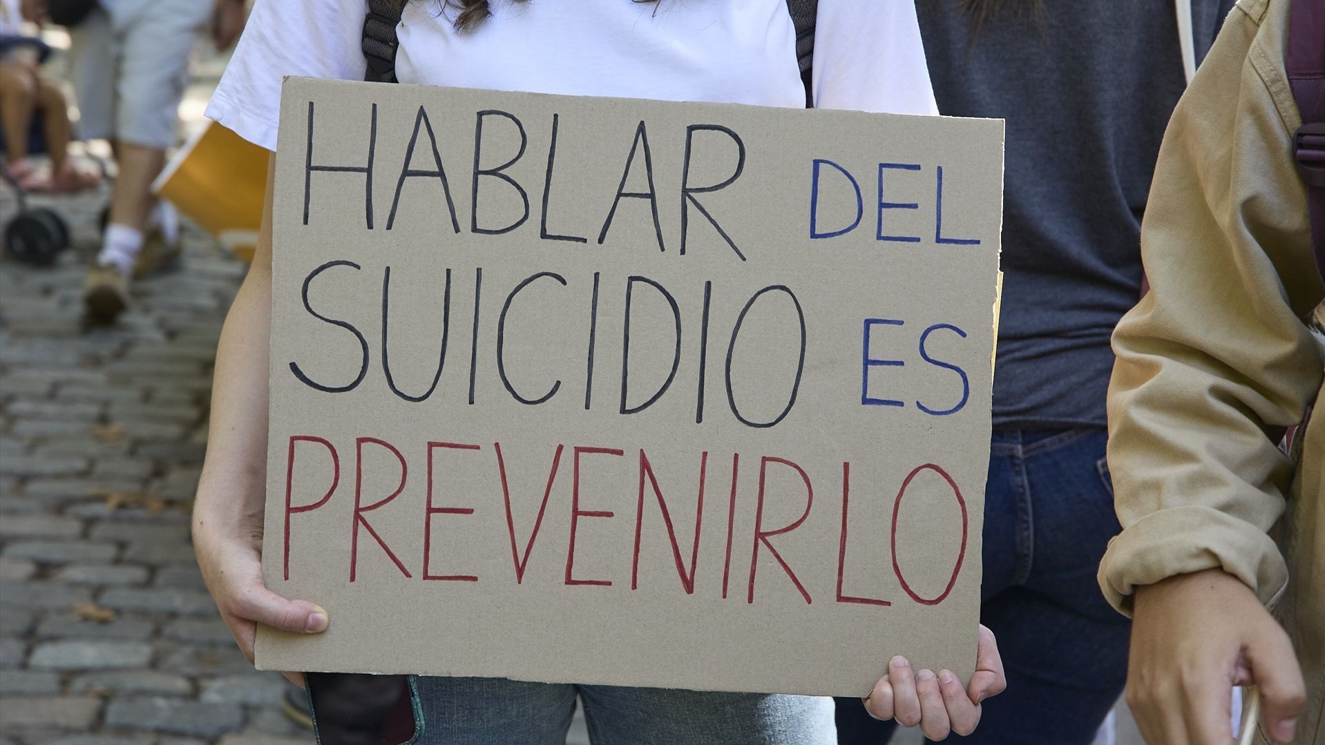 Una persona muestra una pancarta 'Hablar de suicidio es prevenirlo' durante una manifestación para exigir un Plan Nacional de Prevención del Suicidio, a 10 de septiembre, en Madrid (España).