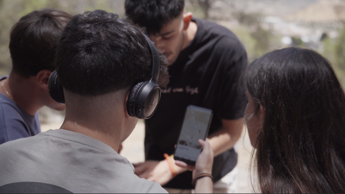 Varios jóvenes interactúan con la app Relatidos