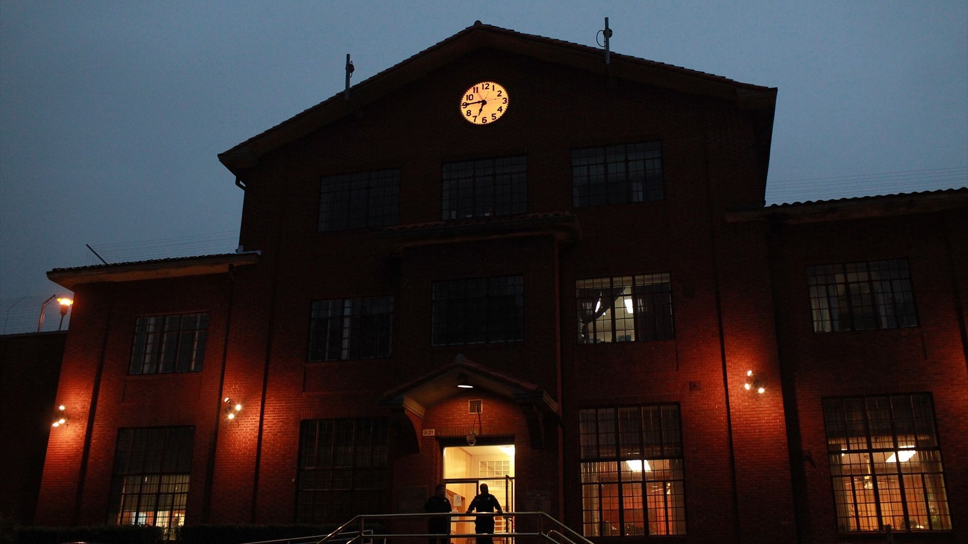 Agentes esperan a la ejecución de un hombre en la Penitenciaría Estatal de Texas.