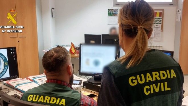 Agentes investigando delante de un ordenador