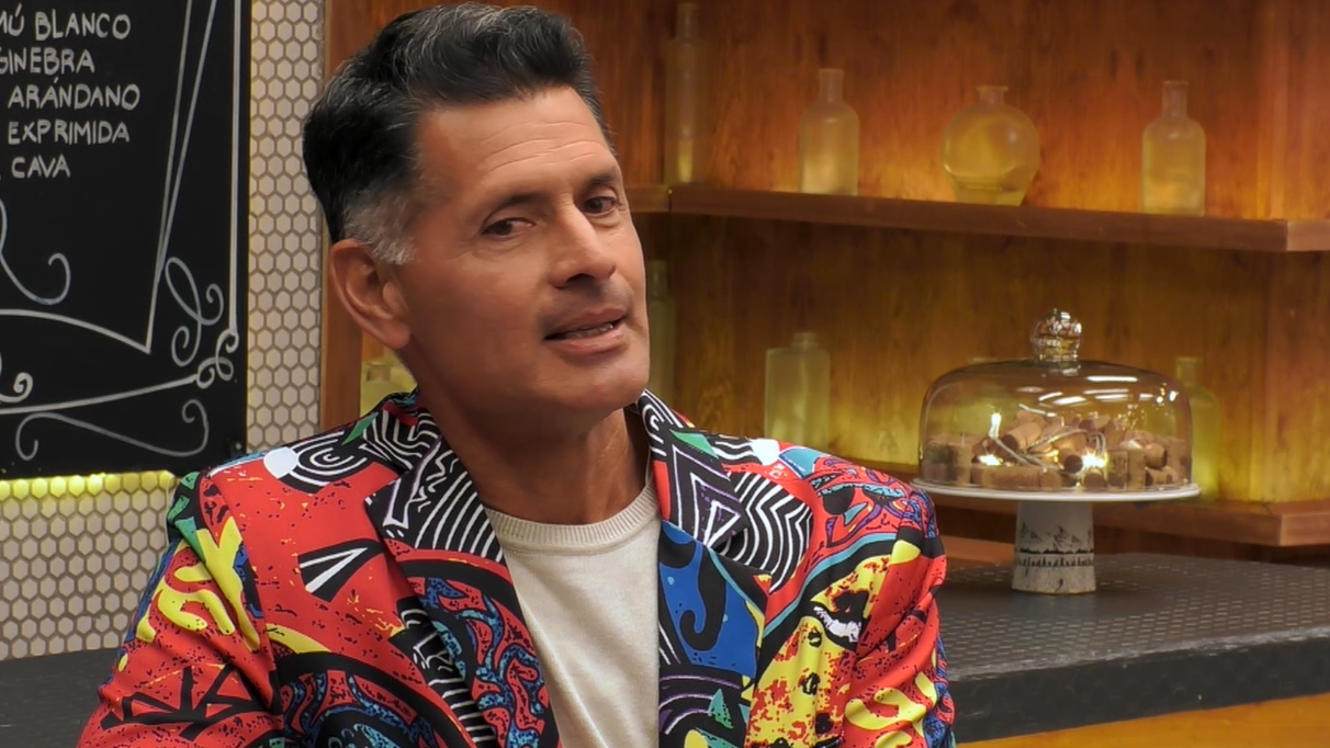 Diego apuesta por una chaqueta muy llamativa para su paso por 'First Dates'