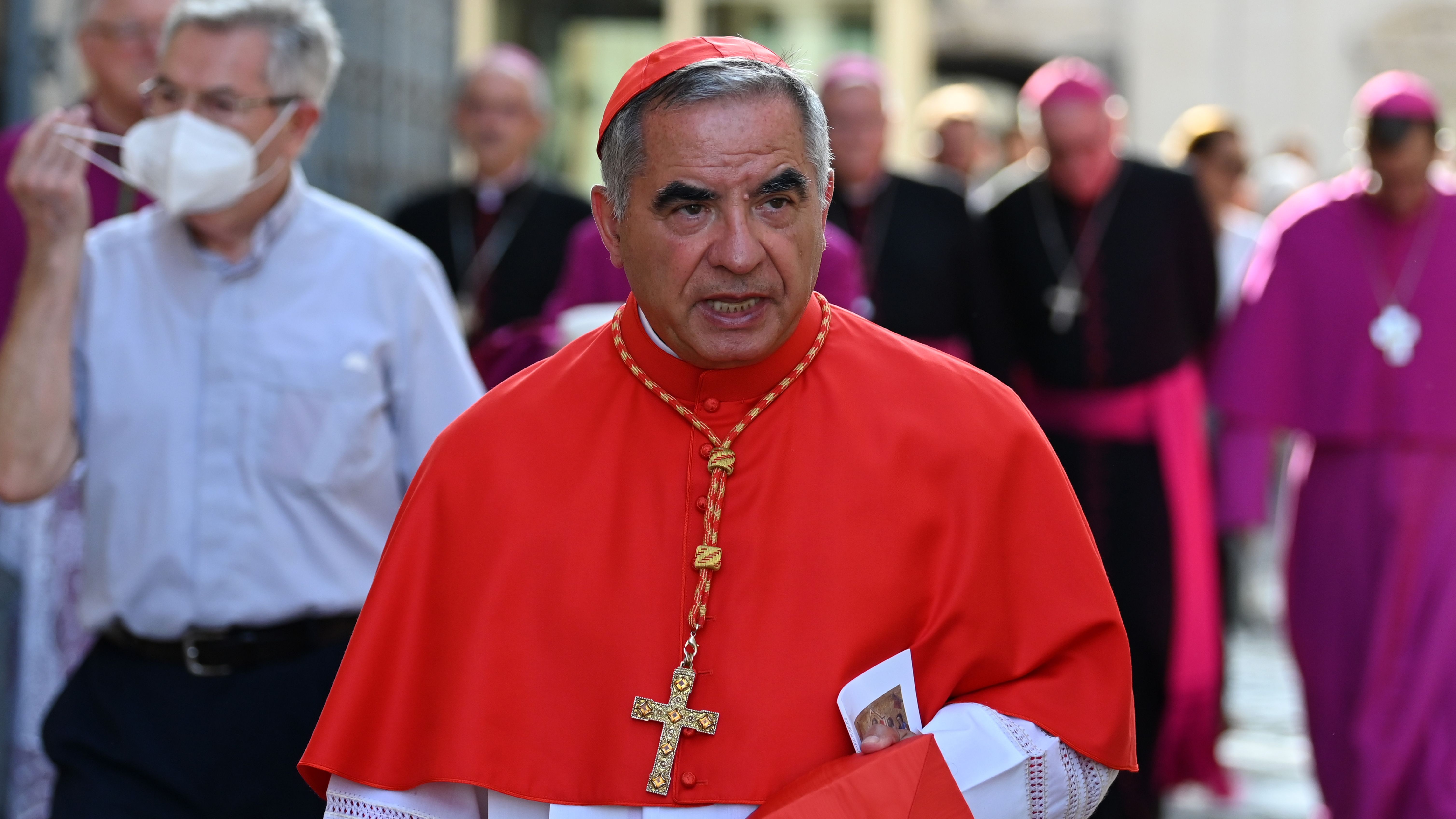 El cárdenal italiano Angelo Becciu llega al Vaticano