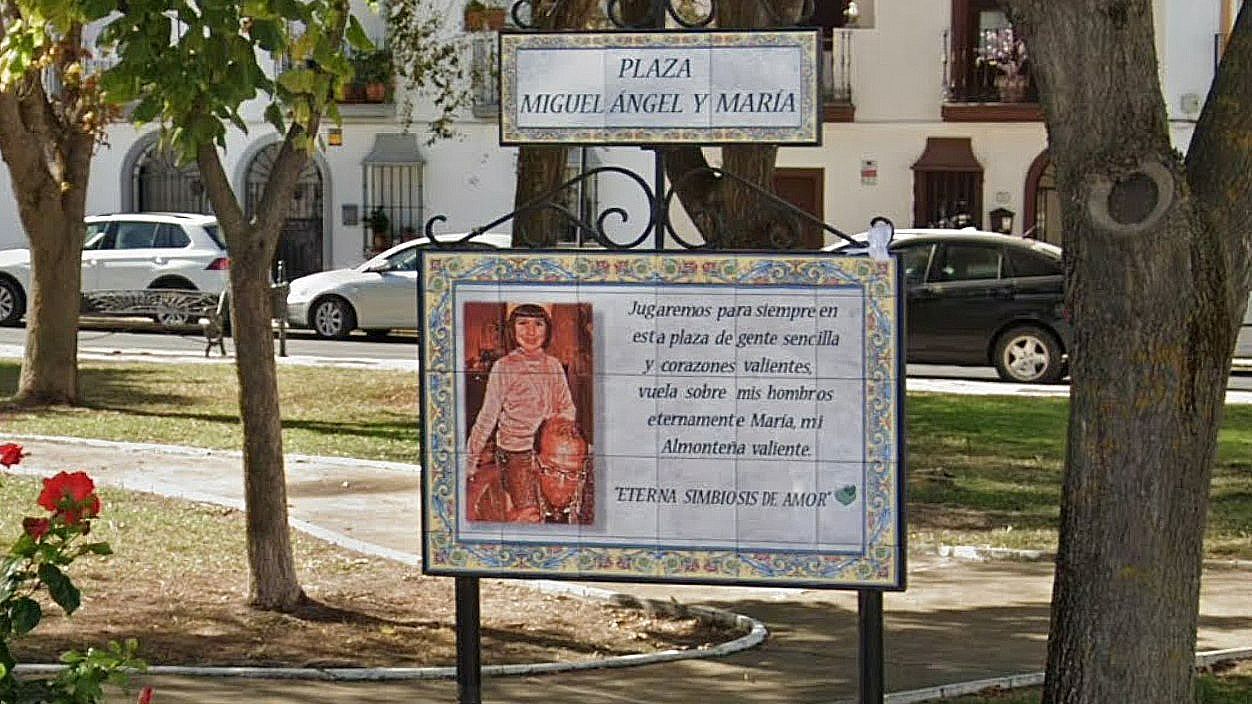 La plaza en memoria de Miguel Ángel y su hija María