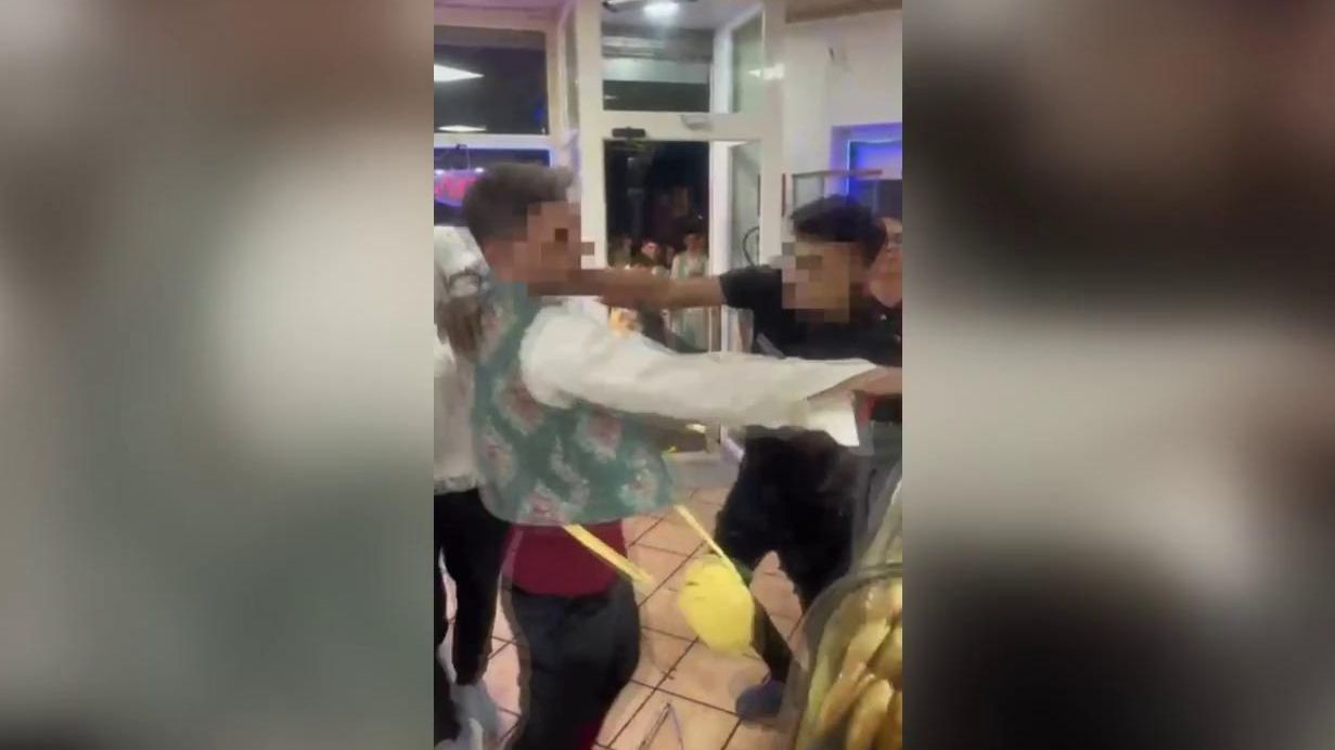 El edil de Lorquí, Víctor Sáez, ha denunciado una agresión homófoba que sufrió en un kebab.