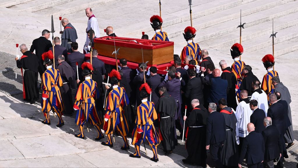 El féretro del papa Francisco llega a la Basílica de San Pedro