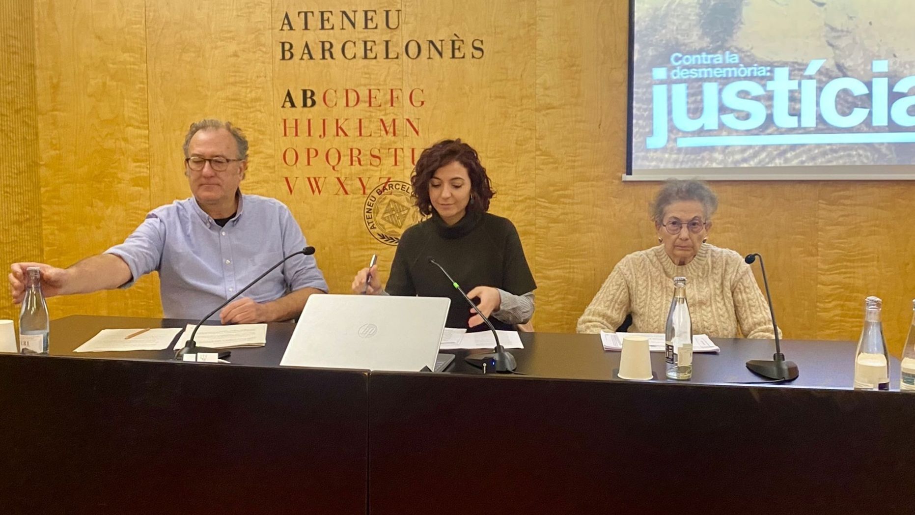 El presidente del Òmnium Cultural, Xavier Antich; la abogada Sònia Olivella y la activista víctima de torturas, Blanca Serra.