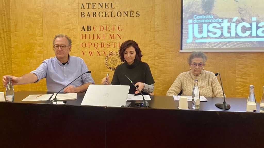 El presidente del Òmnium Cultural, Xavier Antich; la abogada Sònia Olivella y la activista víctima de torturas, Blanca Serra.