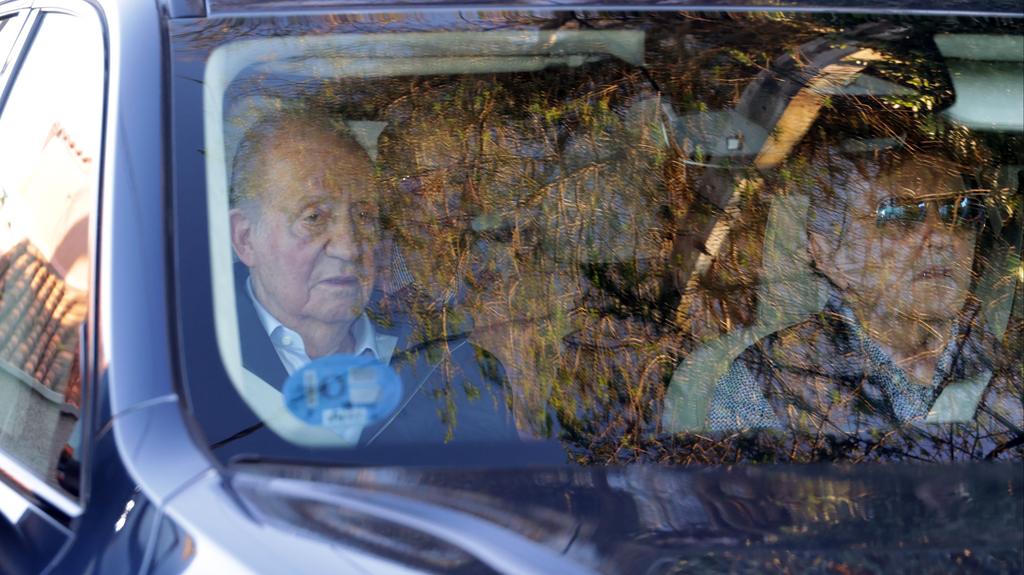 El rey Juan Carlos, en el asiento del copilto del coche de Pedro Campos