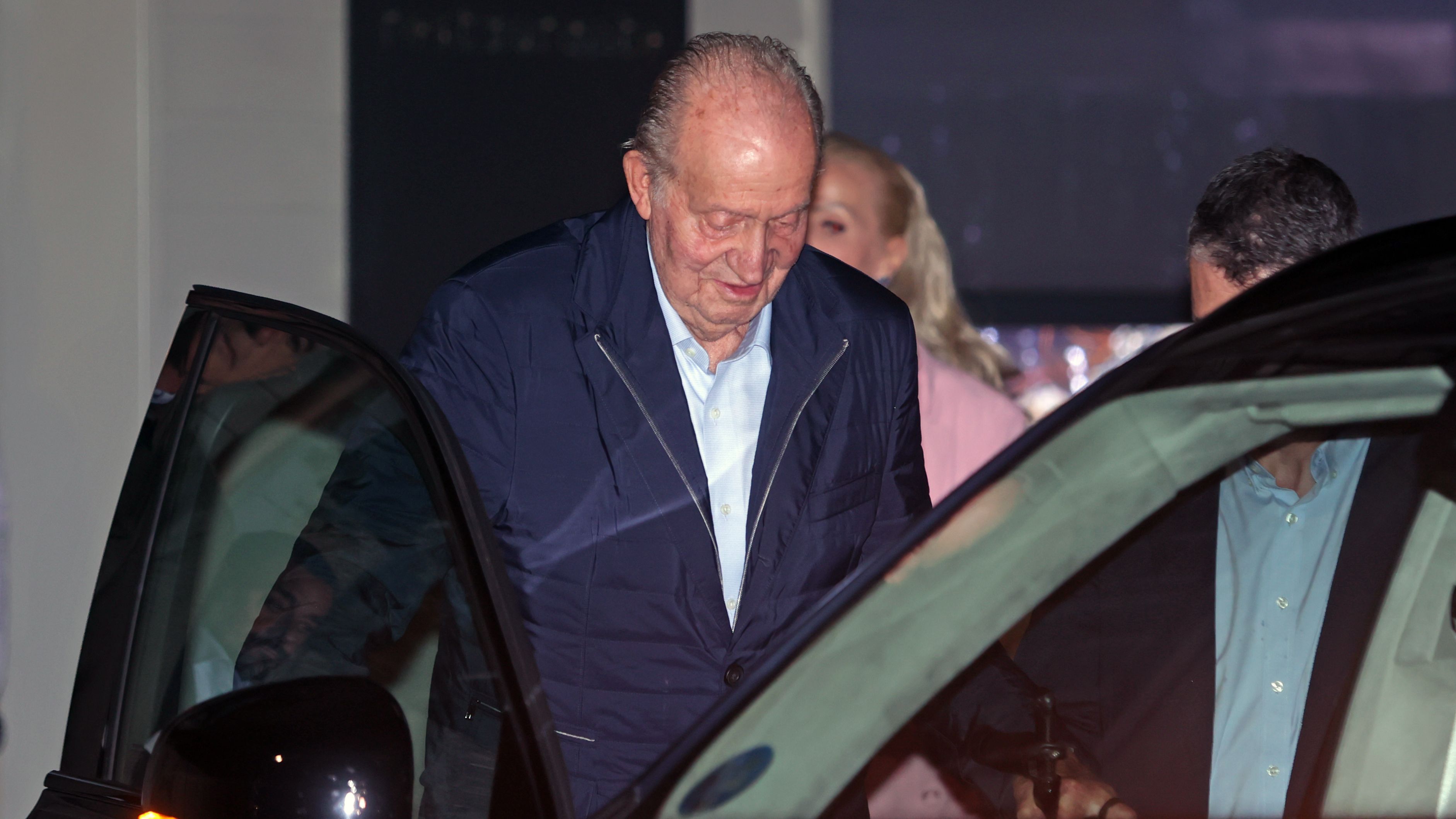 El rey Juan Carlos, subiendo al coche