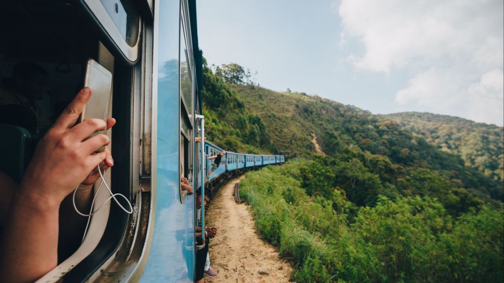 El tren discurre por paisajes naturales únicos. Imagen de archivo.