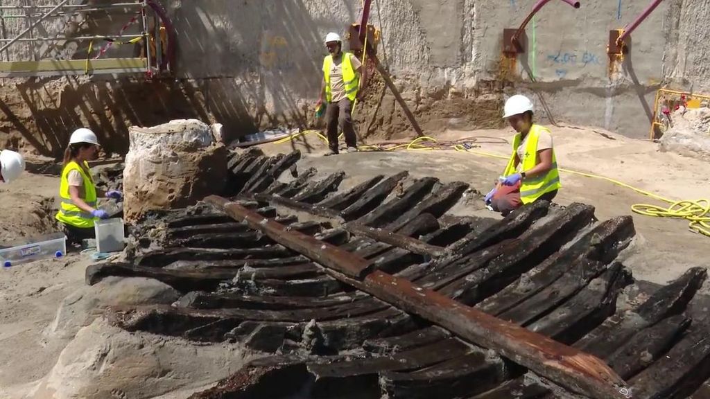 Encuentran un barco hundido hace 500 años bajo las obras de un aparcamiento en Barcelona
