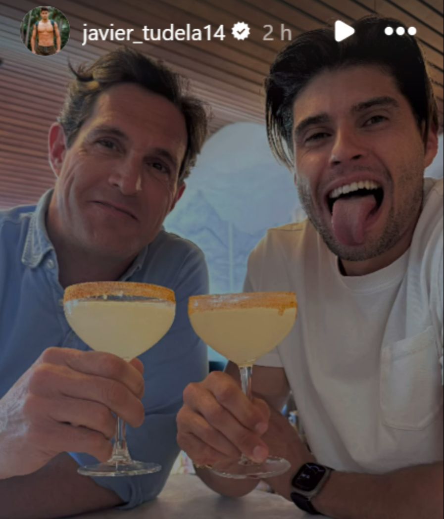 Javier Tudela posa con el novio de su madre