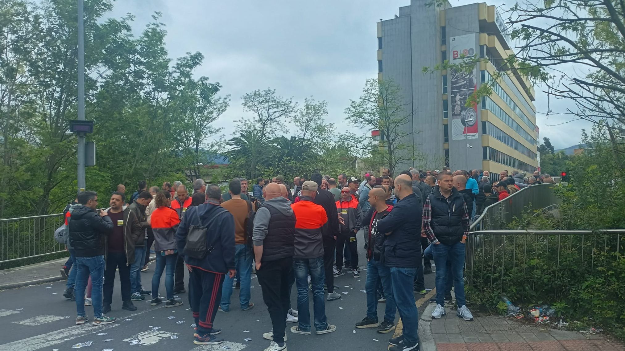 La plantilla se ha concentrado en Basauri este jueves en defensa de sus puestos de trabajo