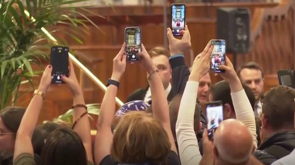 Los peregrinos toman fotos en el velatorio del papa Francisco para obtener un recuerdo en su móvil.