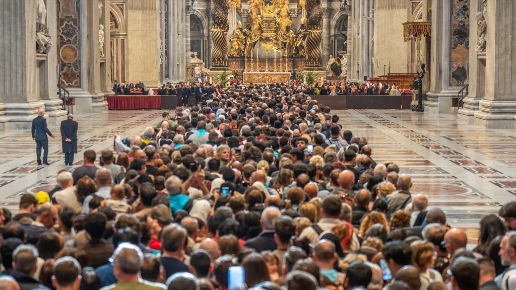 Miles de personas acuden a la capilla ardiente del papa Francisco