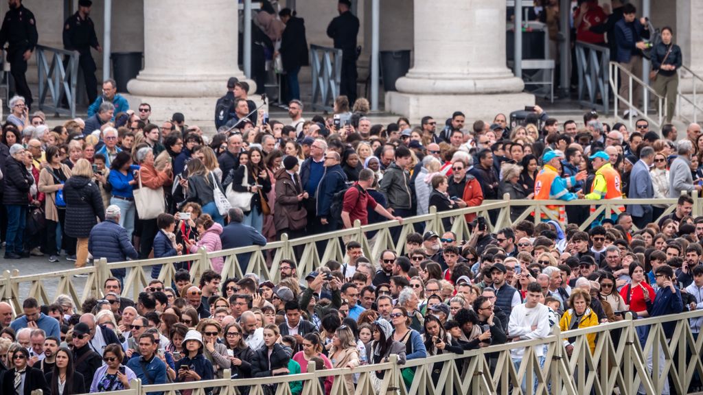 Miles de personas despiden al papa Francisco en el segundo día de velatorio
