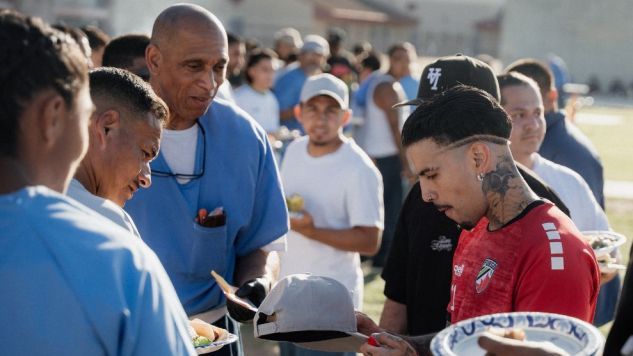 Rauw Alejandro con los presos de la cárcel.