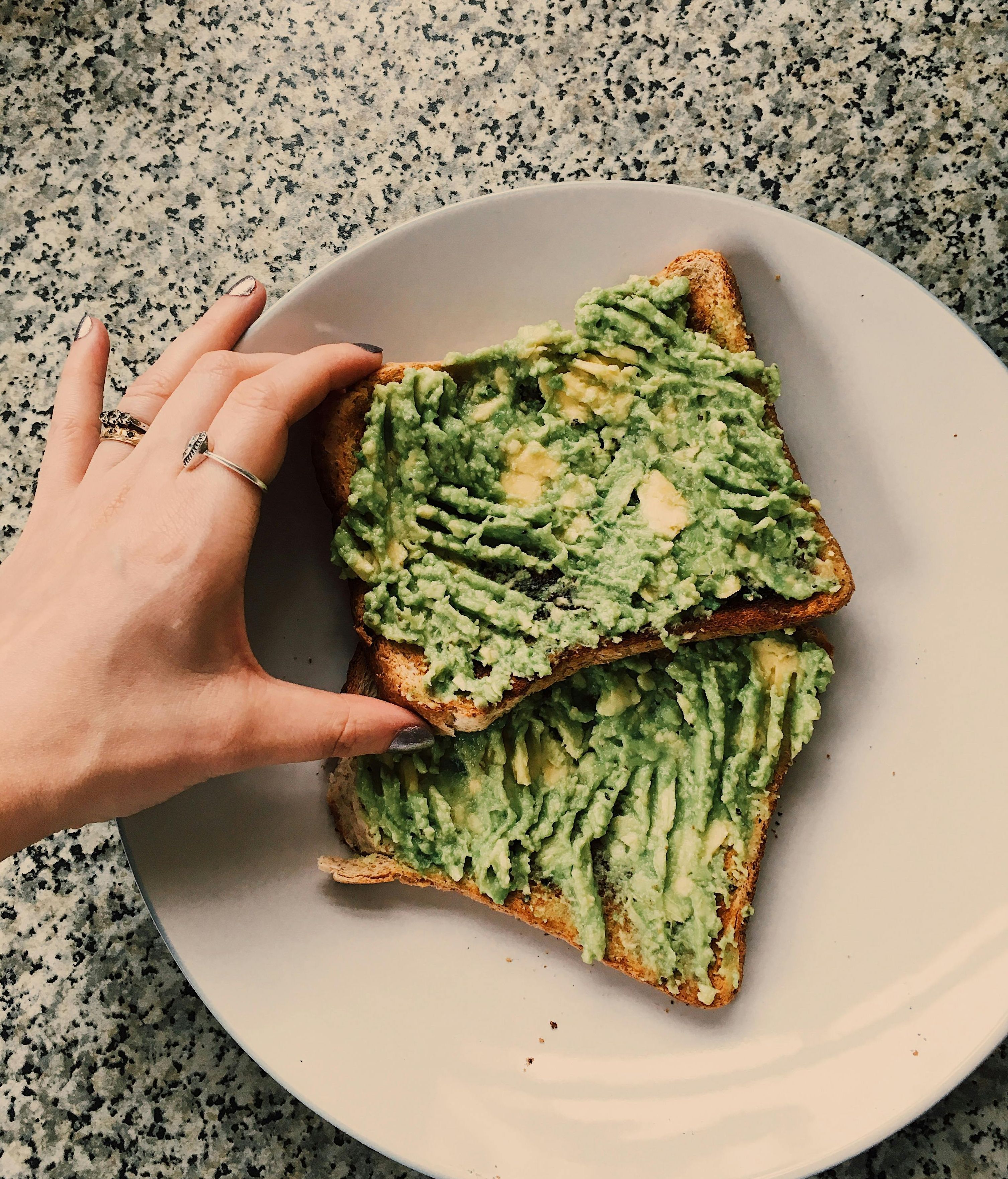Requesón con aguacate sobre pan tostado