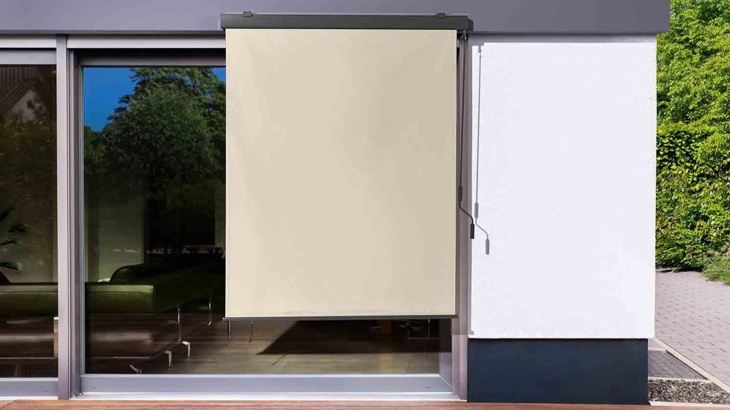 Toldo colocado en las puertas de acceso al exterior