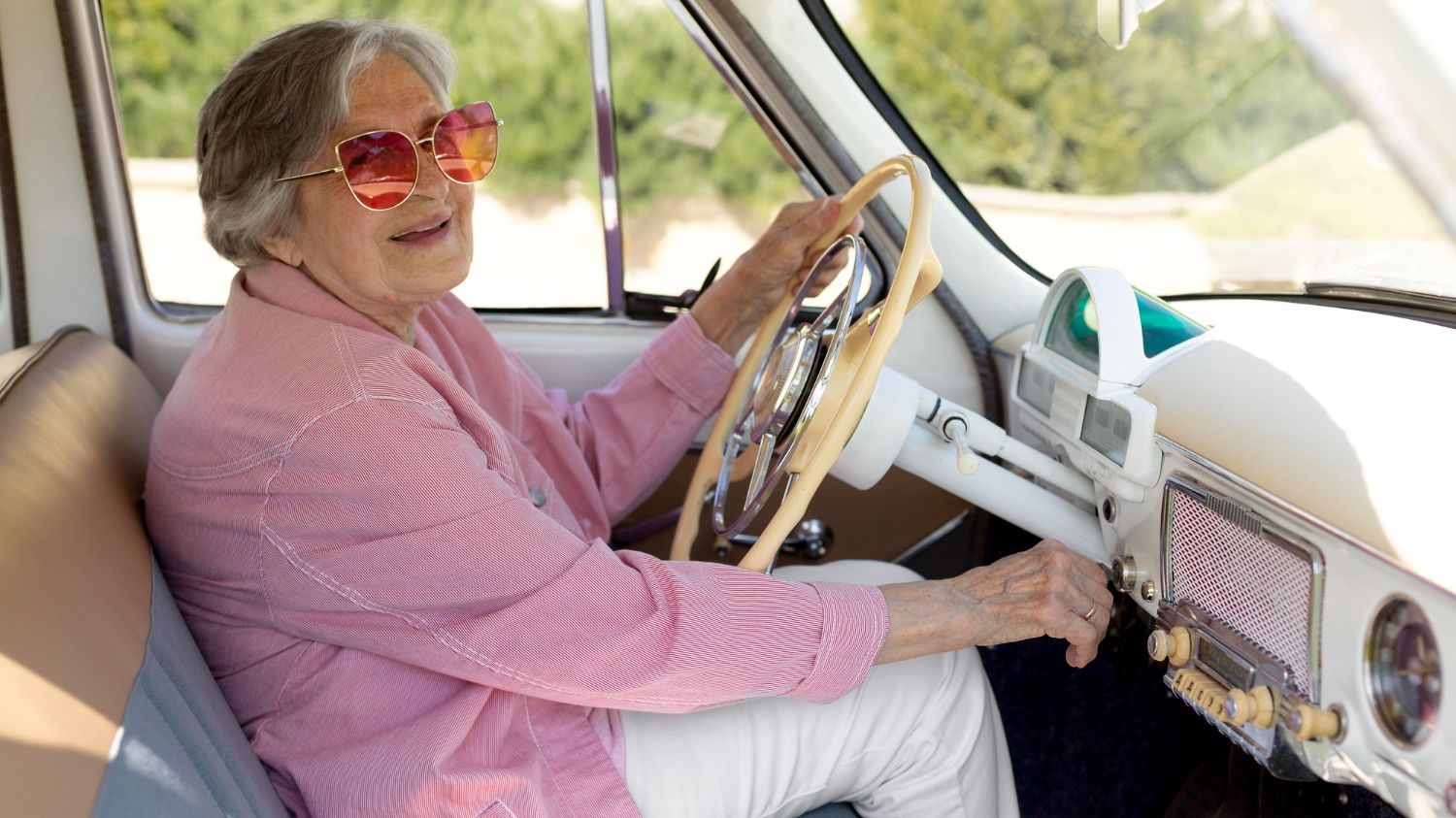 Una abuela sonriente conduciendo