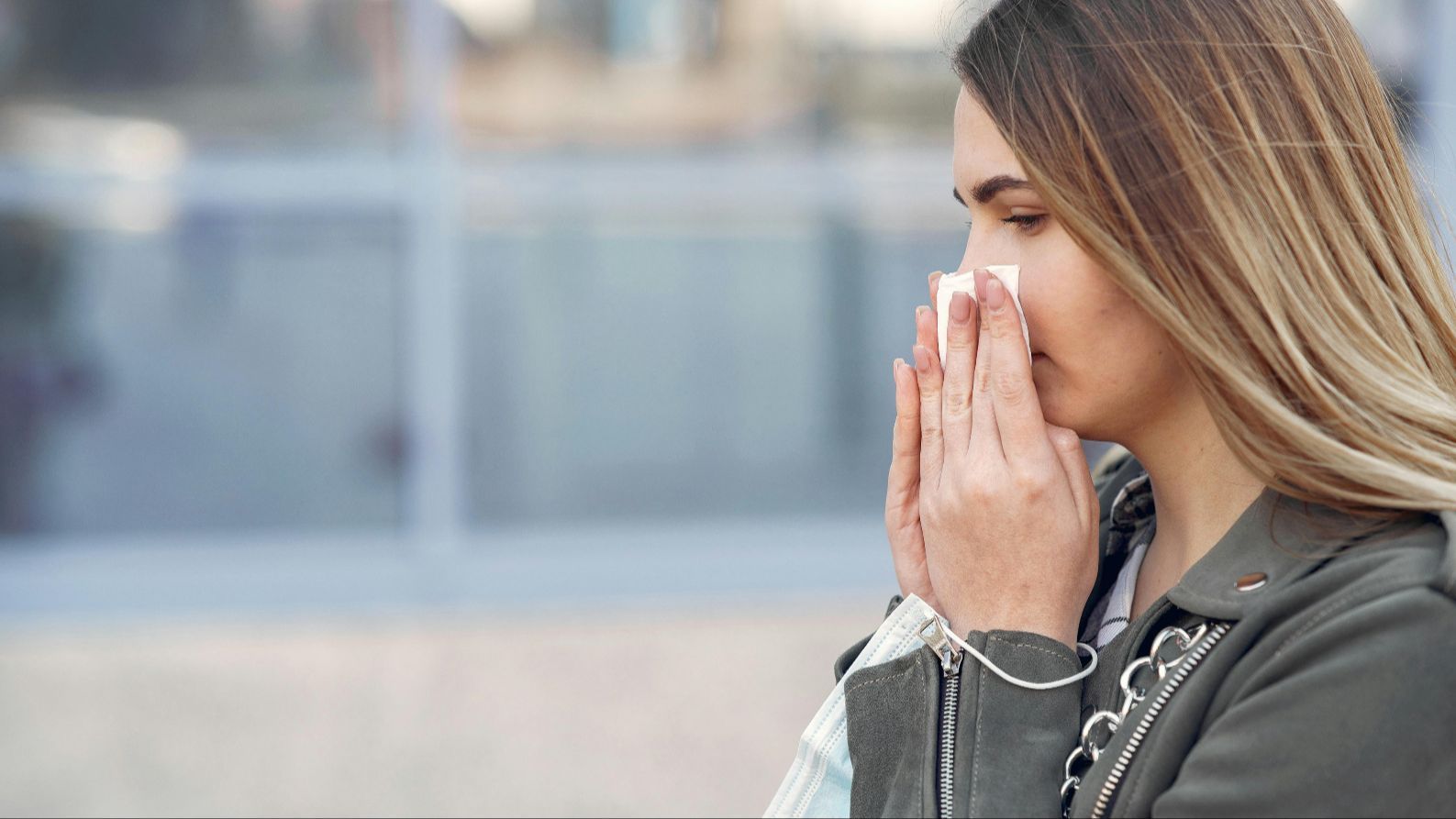 Una joven sonándose la nariz