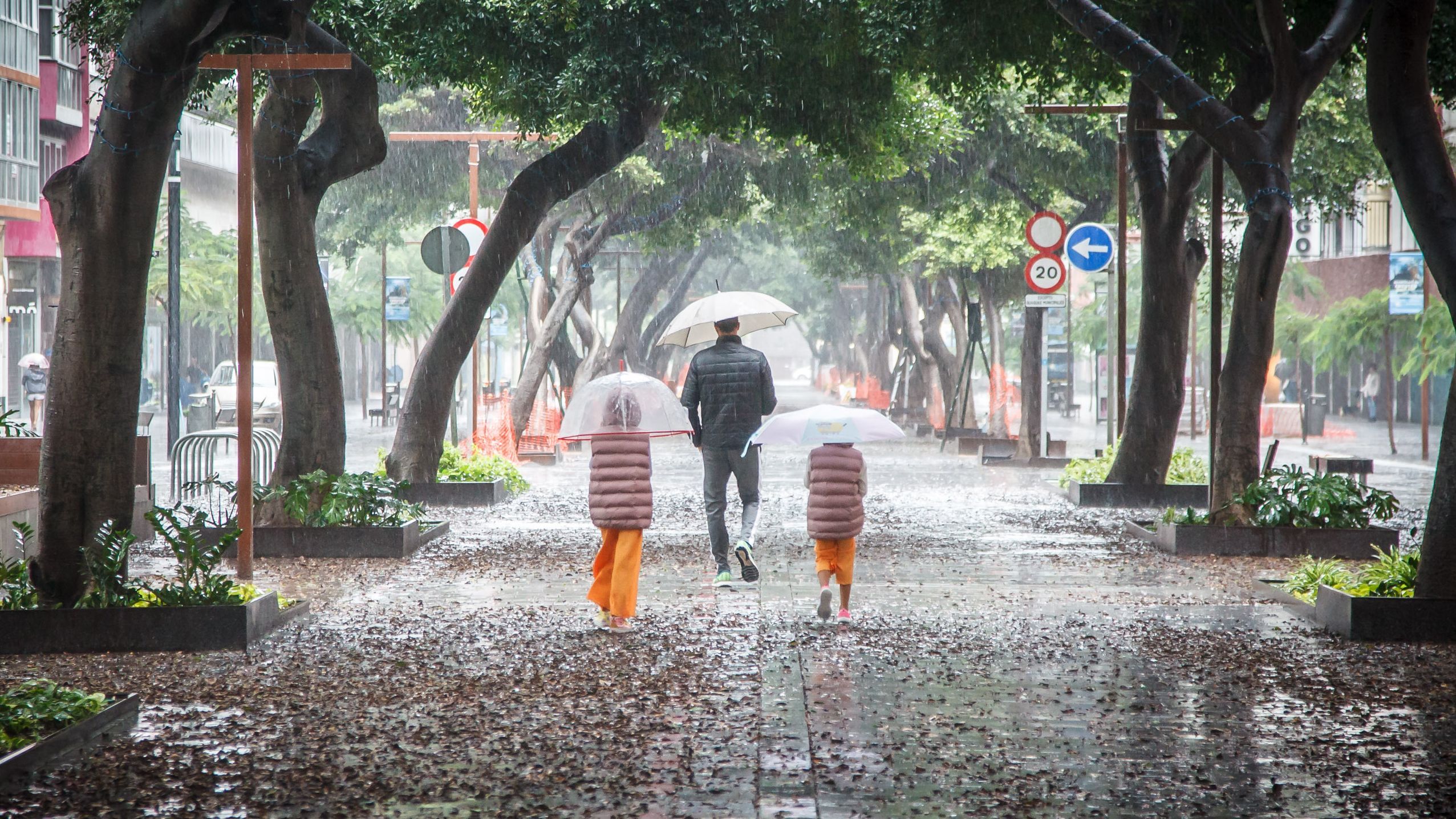 Varias personas se cubren de la lluvia