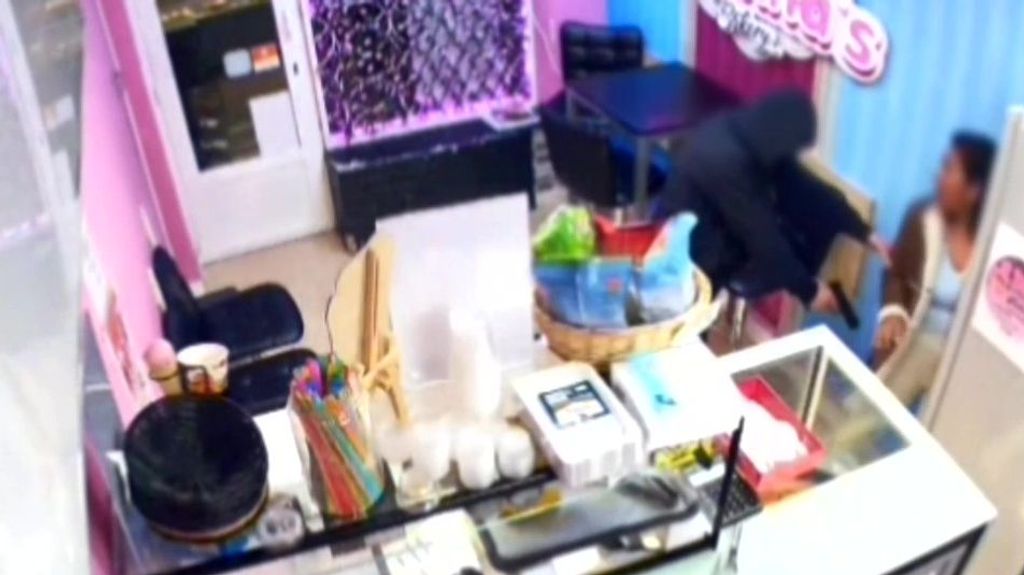 Asalto de película en una pastelería de Torrejón de Ardoz, Madrid: las dependientas se defienden y la policía acaba a tiros