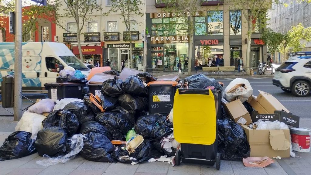 Aspecto de una calle de Madrid a consecuencia de la huelga de basuras.