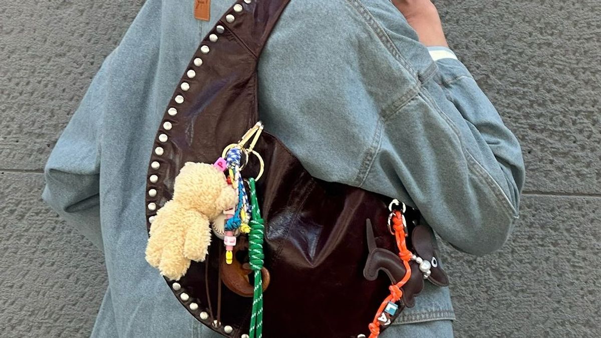 Bolso con forma de media luna con tachuelas de Parfois