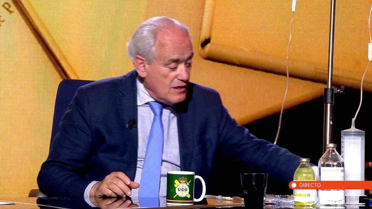 El doctor José Cabrera muestra en 'Horizonte' los líquidos utilizados en el embalsamiento del papa Francisco