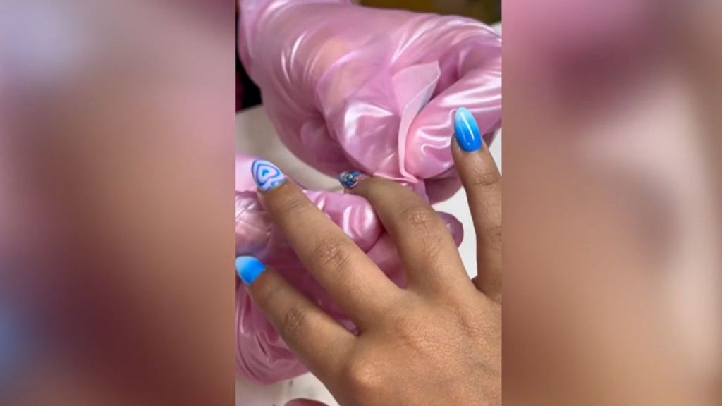El peligro de las uñas postizas o el maquillaje para las niñas