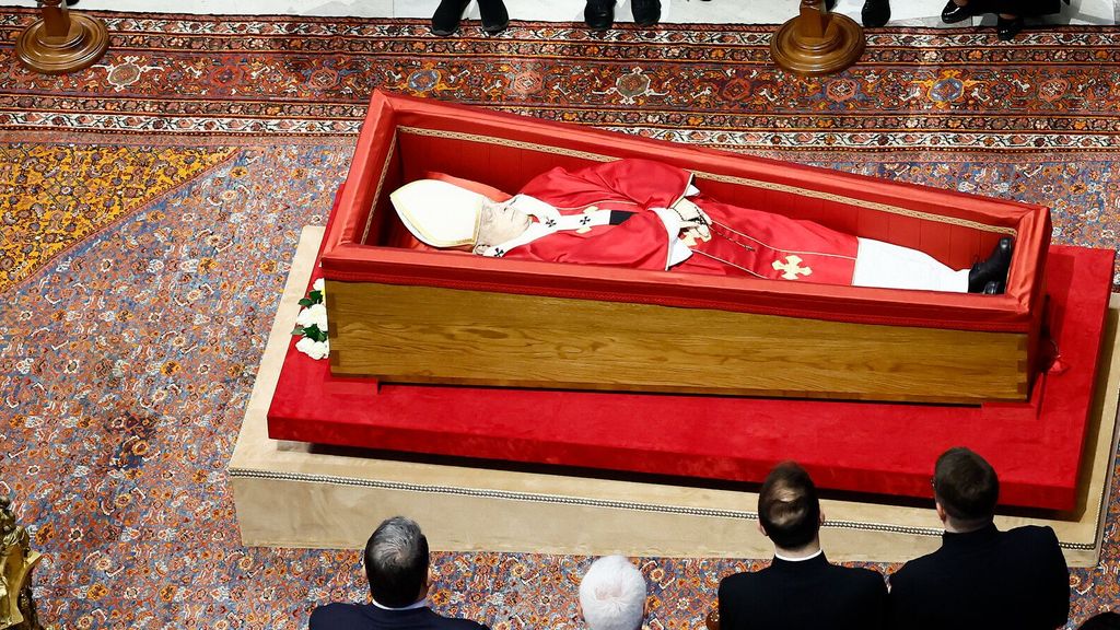 El rito del sellado del féretro del papa Francisco: el rostro cubierto con un velo de seda y la introducción de monedas y medallas en el ataúd