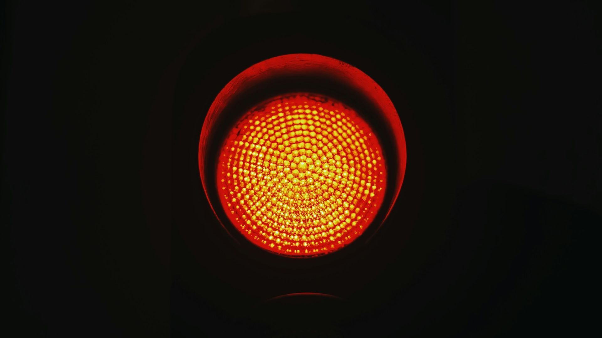 En un semáforo en rojo cometemos este error aprendido en la autoescuela