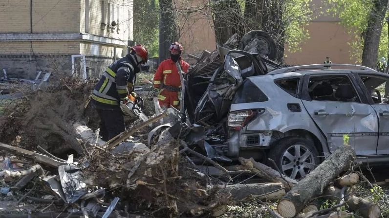 Estado en el que quedó el vehículo tras la explosión en la que ha muerto el teniente general ruso, en Moscú.