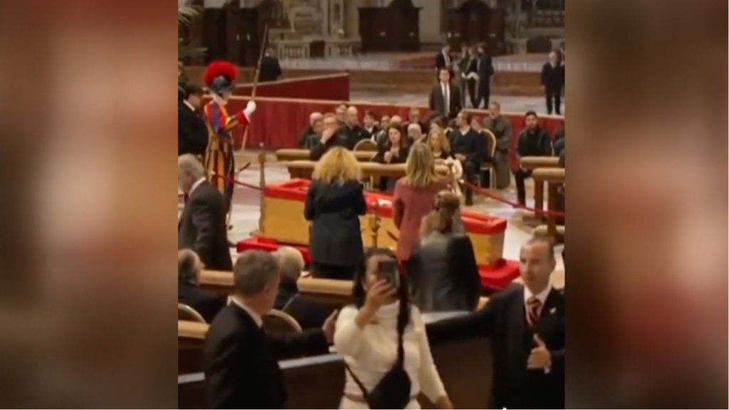 Gran indignación por los selfies junto al féretro del papa Francisco que inundan las redes sociales