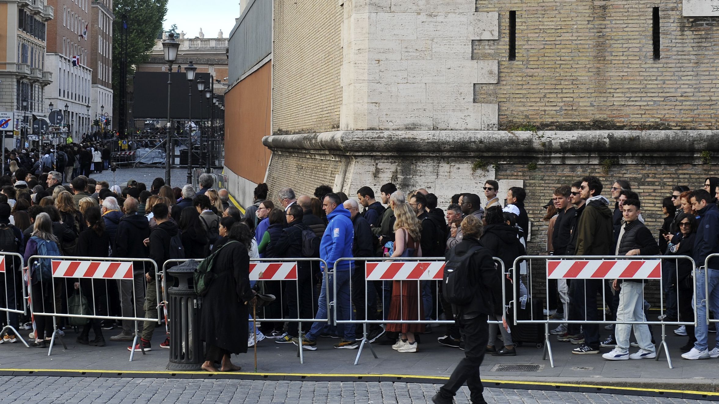 Imagen de las colas que se han formado en el último adiós al papa Francisco en San Pedro