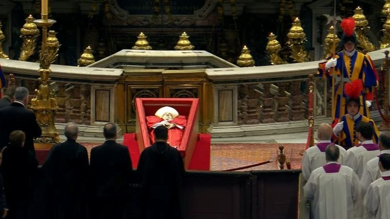 La Guardia Suiza Pontificia, en formación a las 19:00