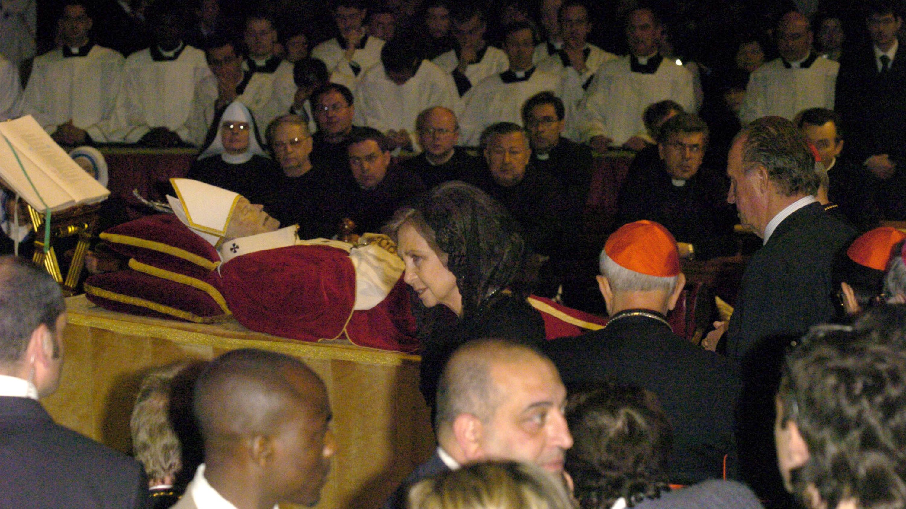 La reina Sofía y Juan Carlos I en el funeral de Juan Pablo II