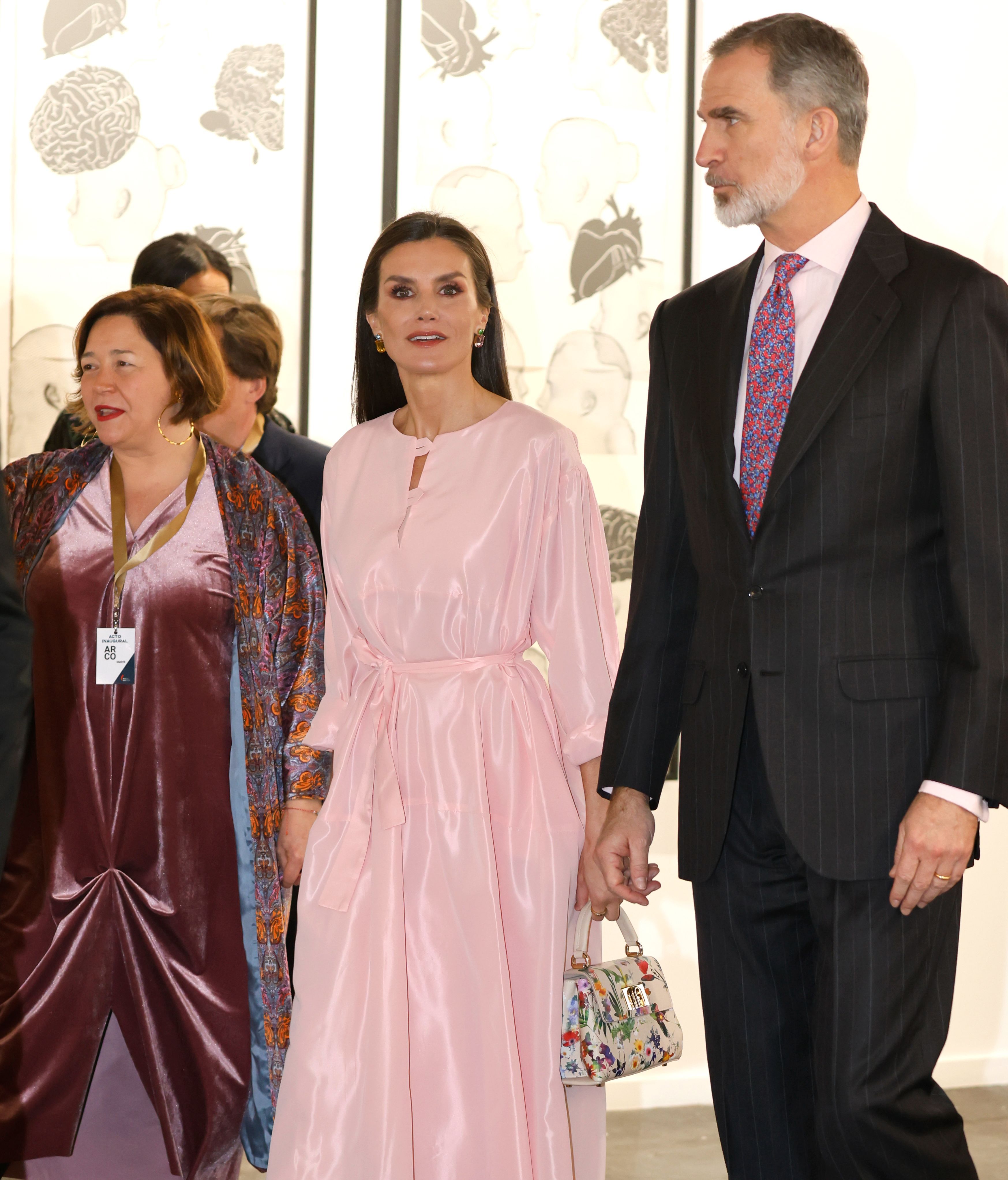 Letizia, en la feria ARCO, en 2023, vestida de Moisés Nieto