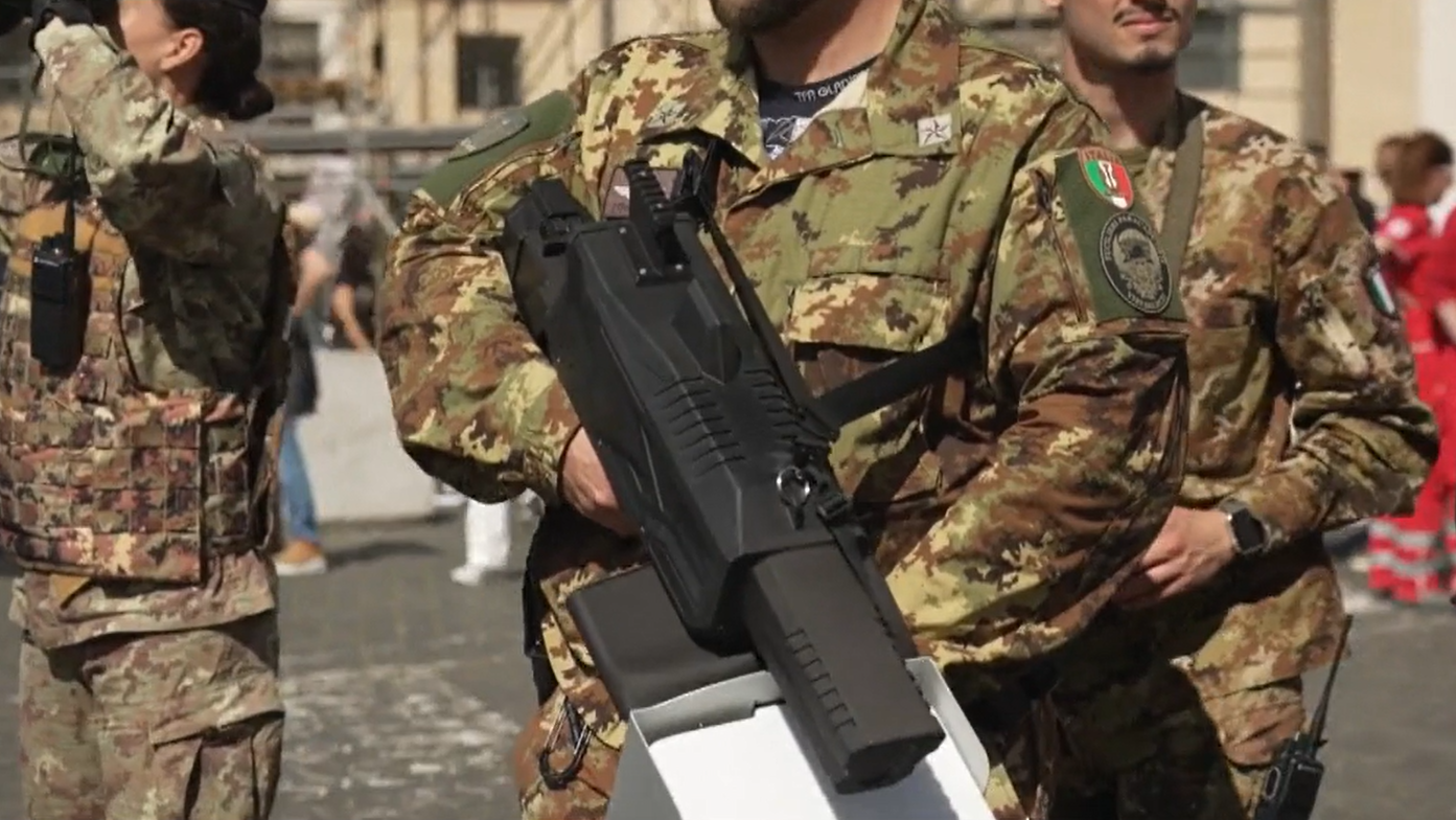 Los rifles antidrones, el arma estrella del Ejército de Italia para el funeral del papa Francisco