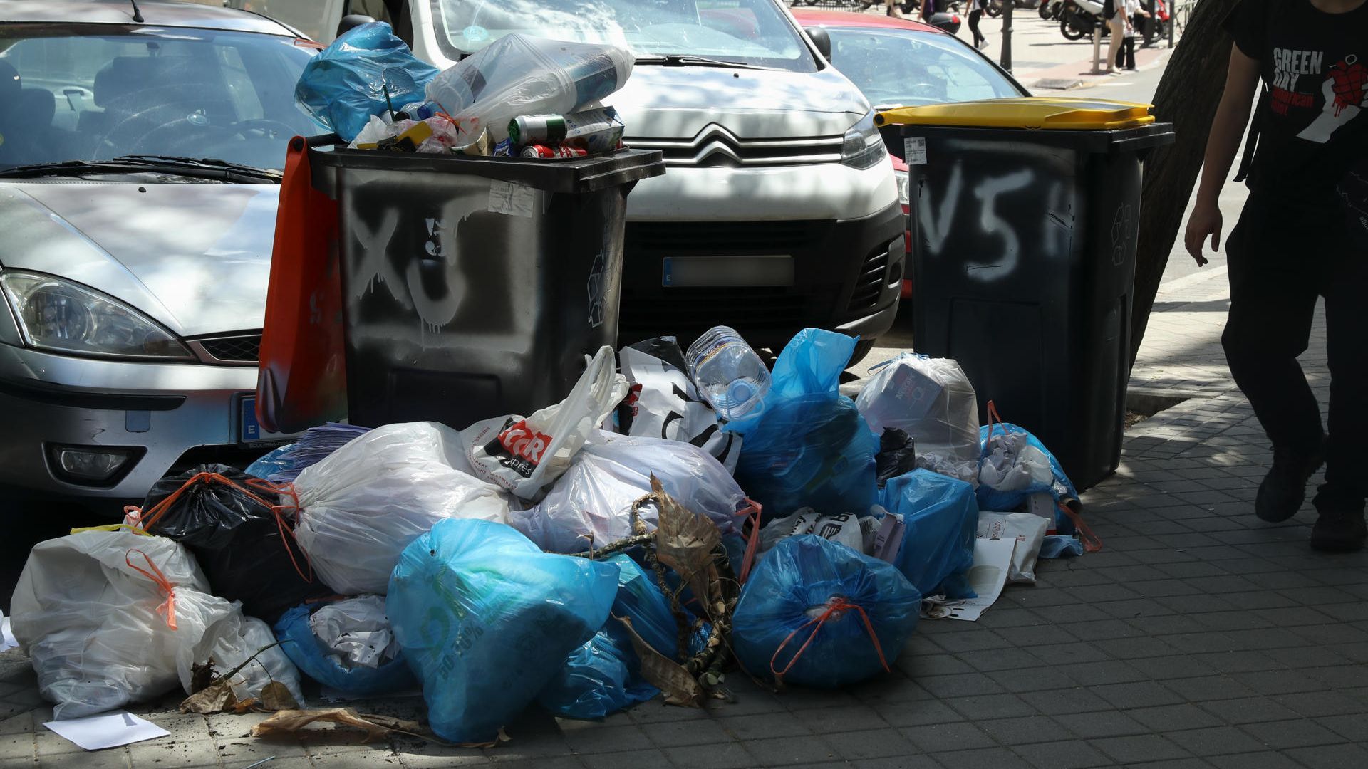 Madrid huele cada vez peor por la huelga de basuras: "Hay aceras por las que ya no se puede pasar”