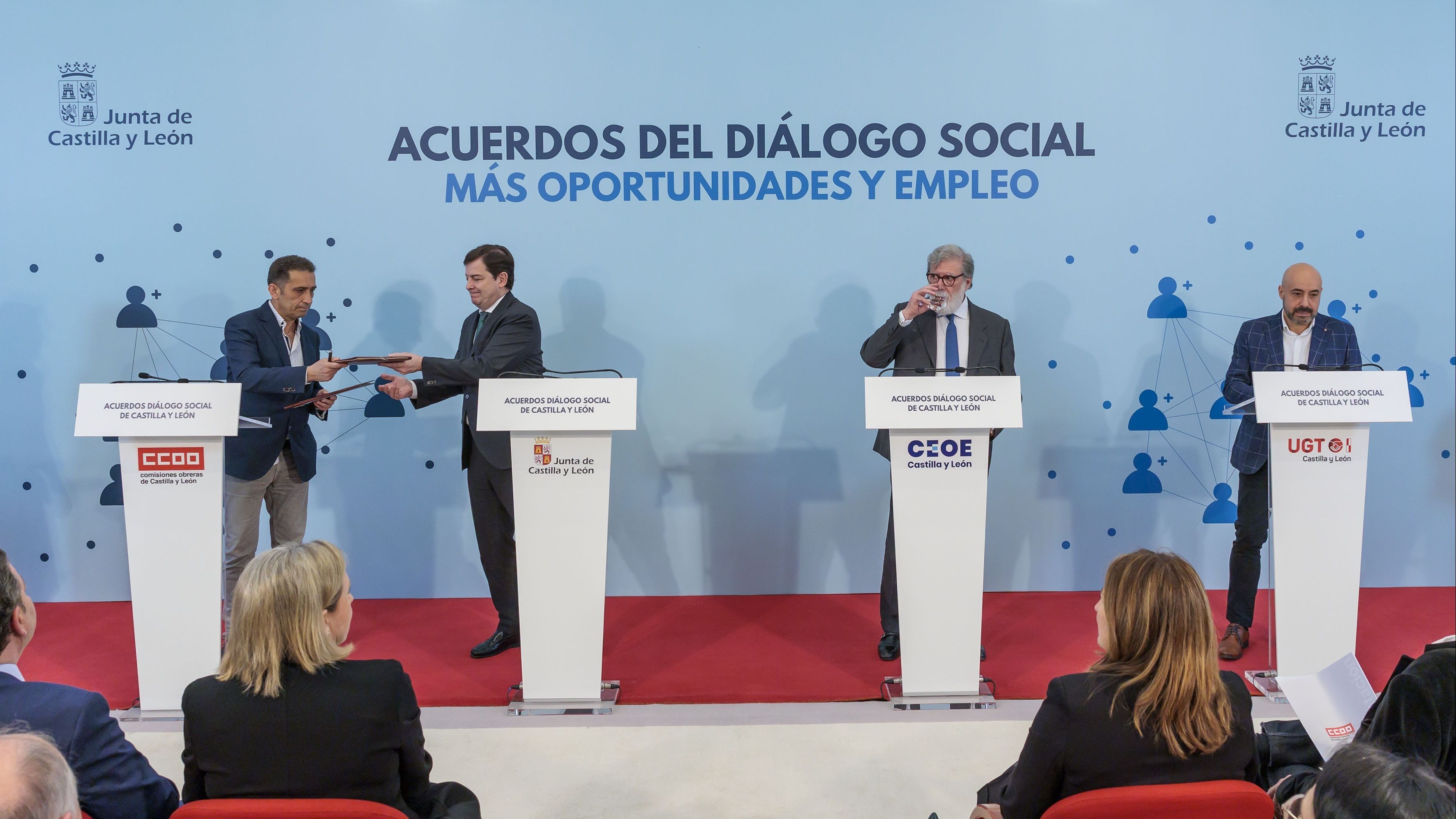 Mañueco firma los nuevos acuerdos del Diálogo Social con los representantes de CCOO, CEOE y UGT