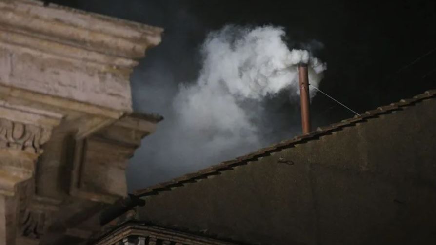 No solo el nombre de su elegido: el contenido del papel que los cardenales queman en el cónclave