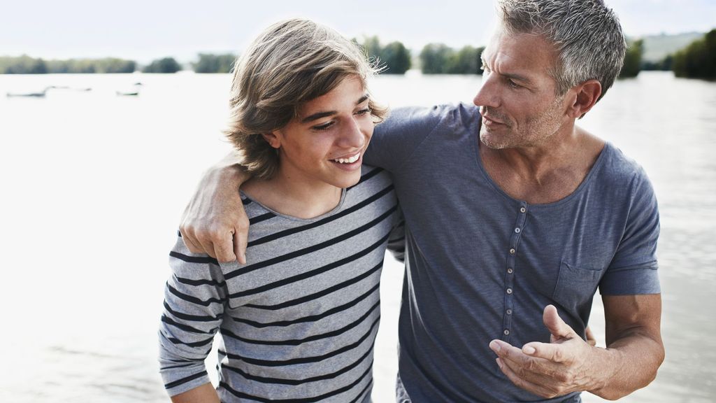 Padre e hijo adolescente