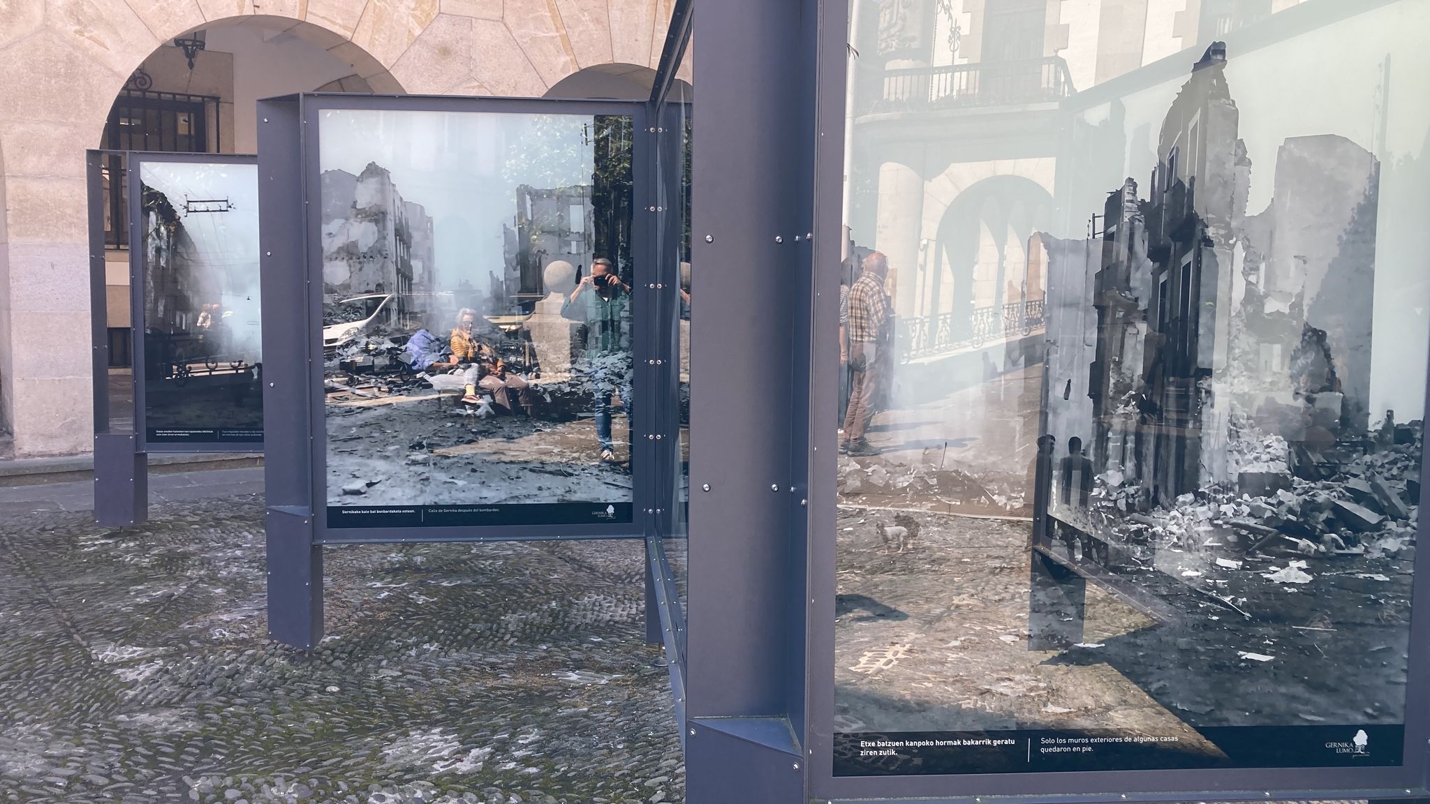 Una exposición del bombardeo en plena calle de Gernika Una exposición del bombardeo en plena calle de Gernika