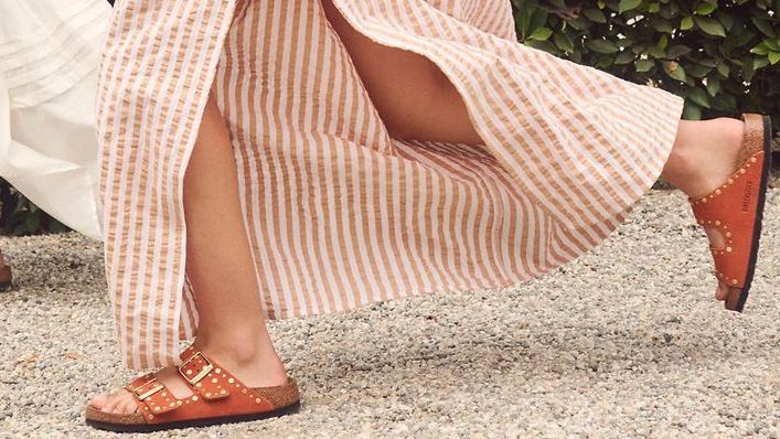 Una modelo camina con sandalias Birkenstock Una modelo camina con sandalias Birkenstock