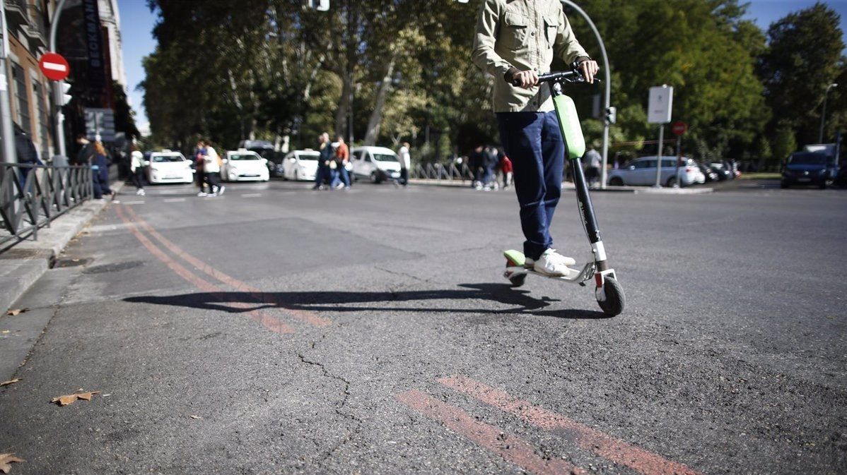 Uun patinete eléctrico en circulación por la vía pública